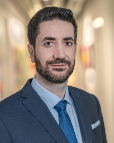 Steuerberater Tomas Aksöz von vorne, lächelt in die Kamera